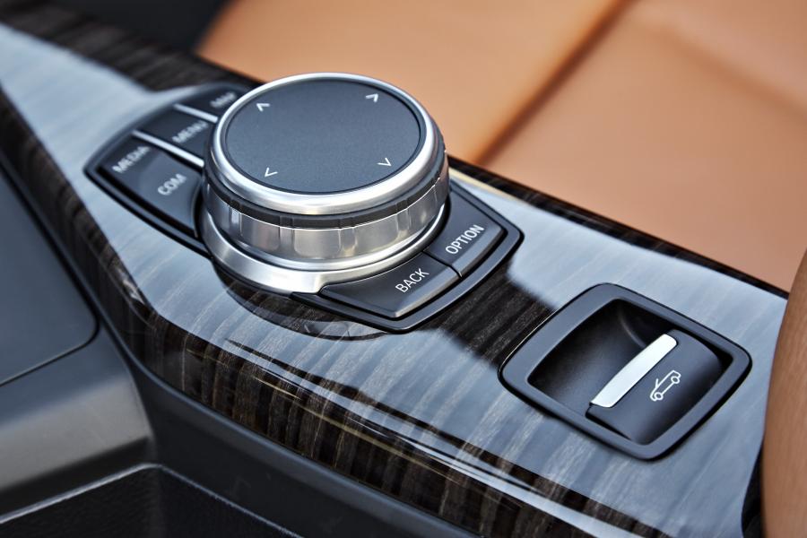 Детали интерьера BMW 230i Canvertible Luxury Line (F23) 2017 года  (WW) (фото 29 из 38)